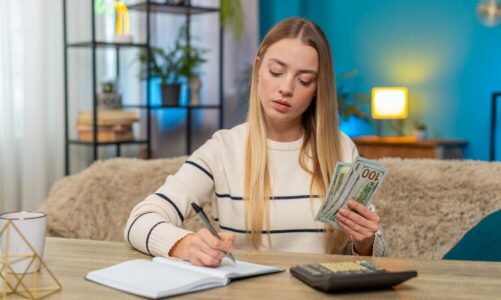 13 pensja – jak obliczyć? Kalkulator krok po kroku