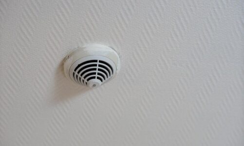 Czujniki czadu i dymu: Nowe przepisy dotyczące obowiązkowej instalacji w nieruchomościach