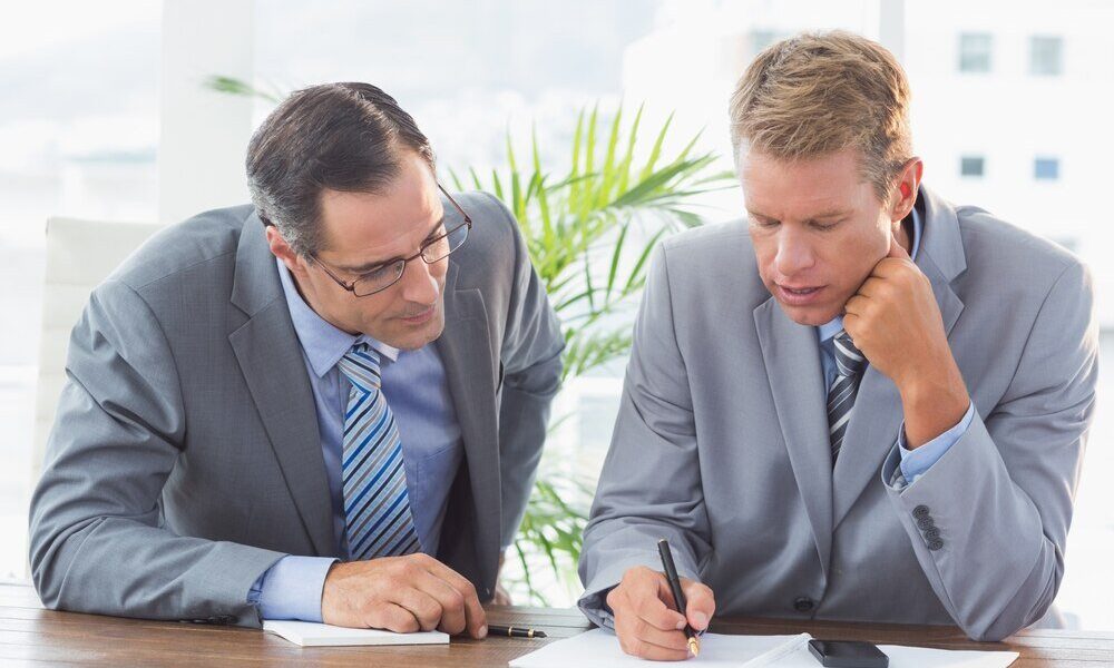 Czym się różni umowa o pracę a zlecenie – kluczowe różnice i porady