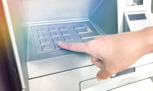 Czy wpłatomat Euronet pobiera prowizję – aktualne opłaty i limity