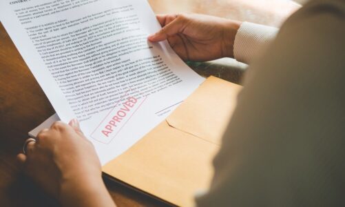 Czy żona może odebrać list polecony z sądu?