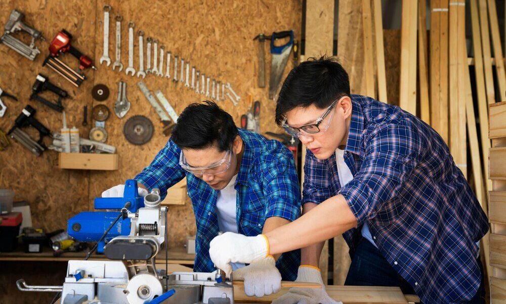 Ile się zarabia na praktykach w zawodówce – realne kwoty dla uczniów