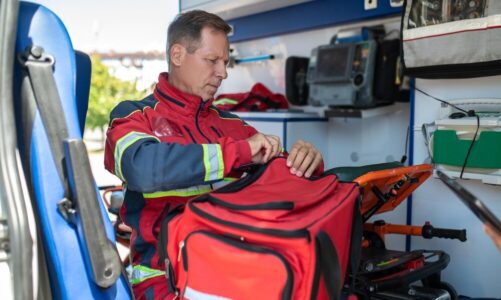 Ile zarabia ratownik medyczny w karetce – pensja, dodatki, realne zarobki