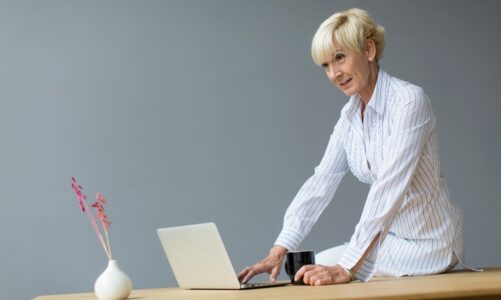 Praca po 55 roku życia – gdzie szukać i jak się odnaleźć