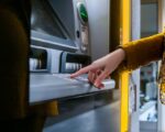 Wypłata w polskim bankomacie z zagranicznego konta – koszty, limity, bezpieczeństwo